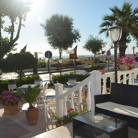 Hotel Ideal Rimini Buitenkant foto