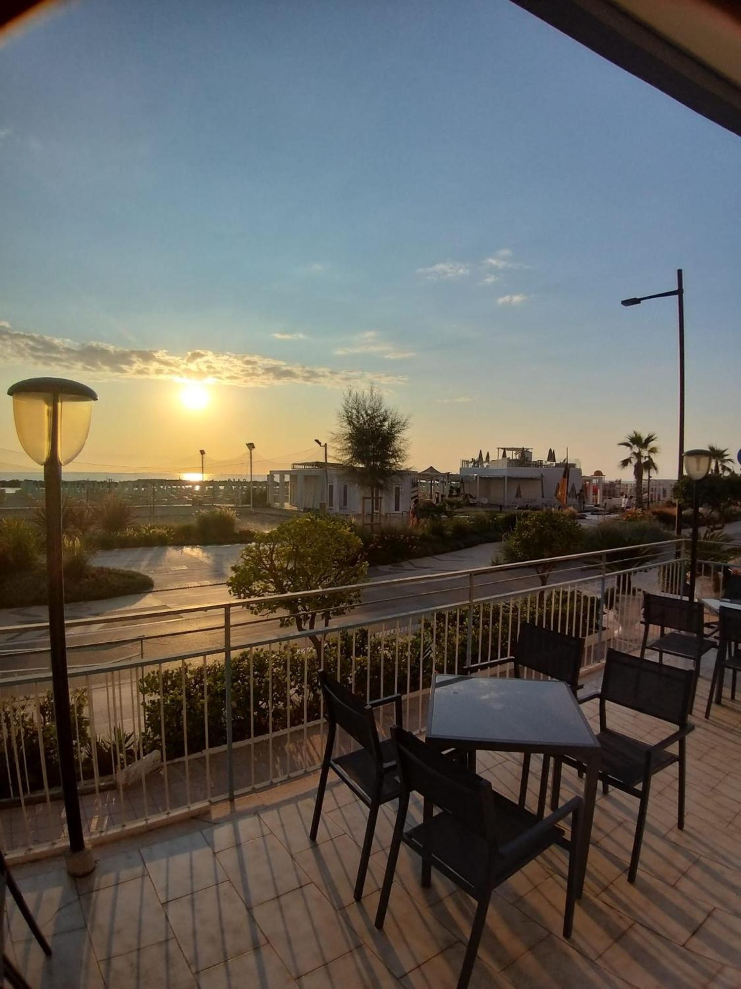 Hotel Ideal Rimini Buitenkant foto
