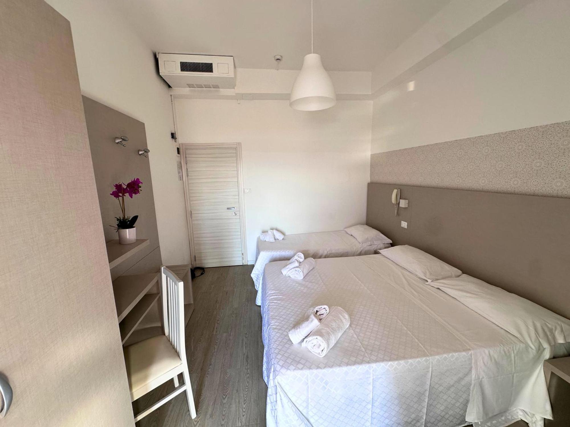 Hotel Ideal Rimini Buitenkant foto