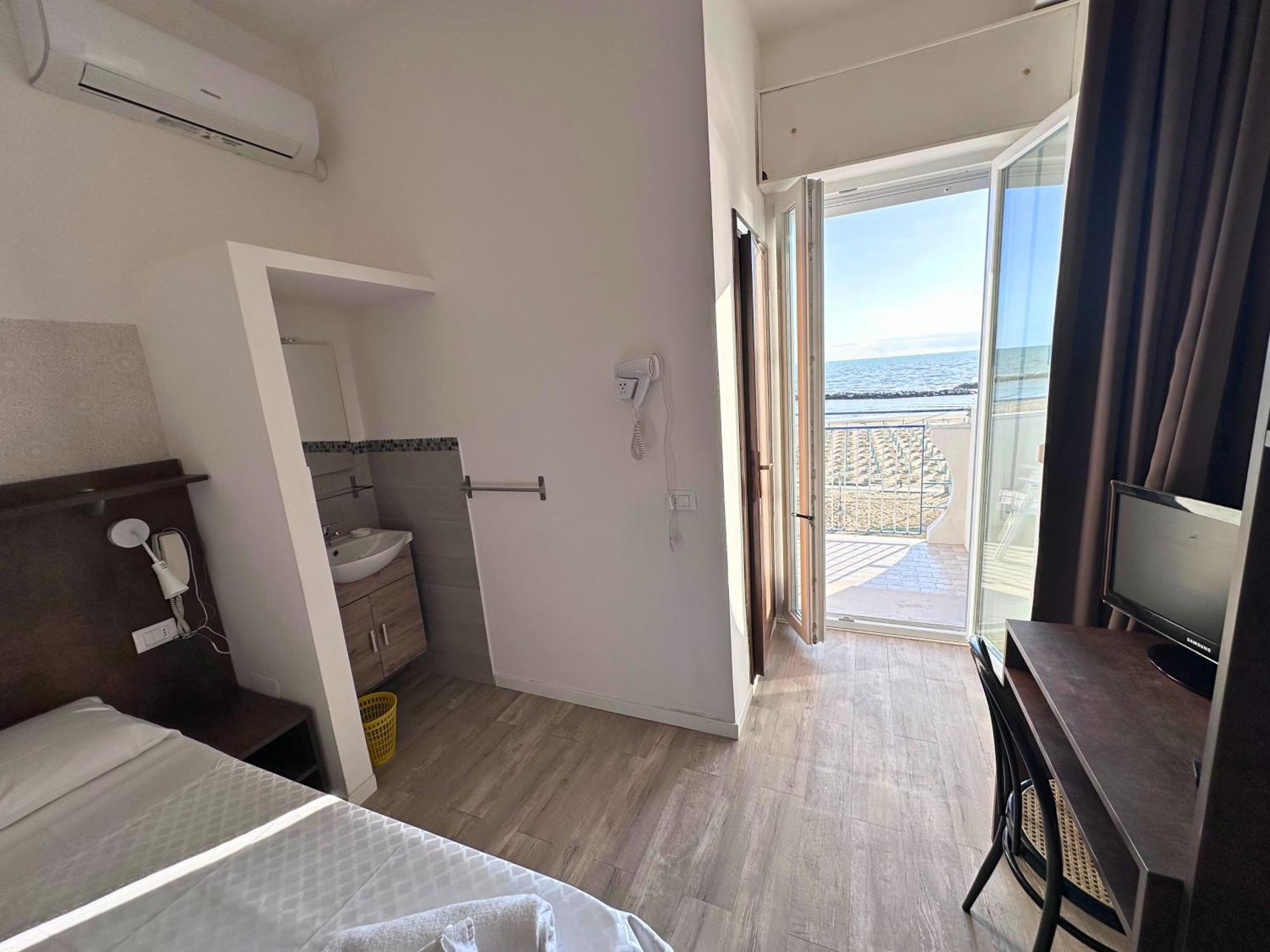Hotel Ideal Rimini Buitenkant foto